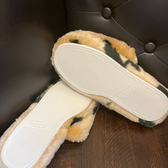 Jones New York Women’s Fuzzy Leopard Print Slippers Medium 7-8 with Bag - Picture 3 of 3